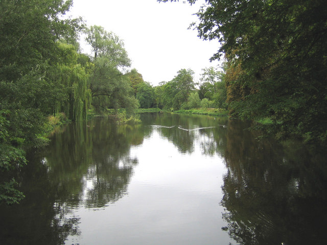 River Misbourne, Denham Place lake by Nigel Cox (CC BY-SA 2.0)